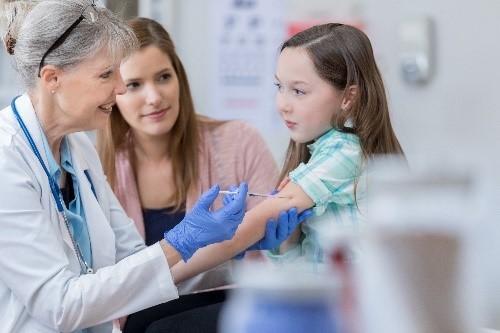 Une fille se fait vacciner Une fille se fait vacciner